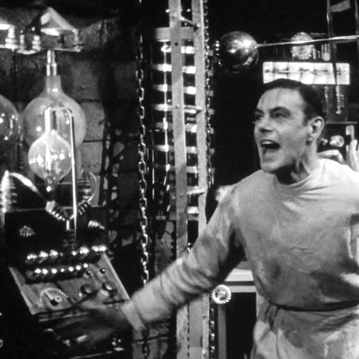 Photo en noir et blanc : la scène culte du film 'Frankenstein' de 1931 où le docteur joué par Colin Clive s'écrie que la créature est vivante. 
